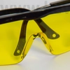 Kép 2/7 - Védőszemüveg fekete tolószárral, sárga lencsével