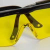 Image 2/7 - Lunettes de protection médicales à usage unique avec monture noire et verres jaunes